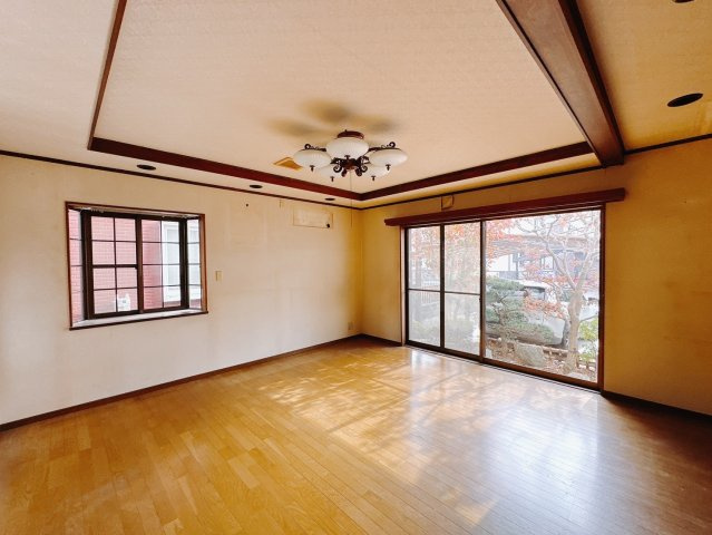 ■1階洋室｜時の流れと共に陽射しは装いを変え空間に新たな彩りを与えます。一日中家に居ても飽きることなく過ごすことができる素敵な空間です♪