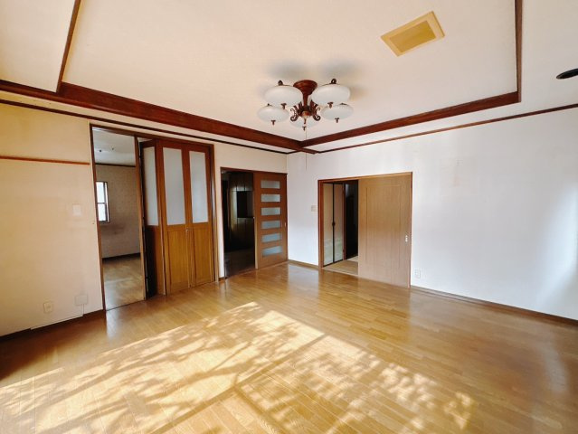 ■1階洋室｜陽当たり良好のリビングダイニング♪賃貸では叶わなかった、お友達とのホームパーティや大音量で映画やテレビを楽しむことができます(*^^*)