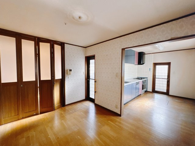 ■リビング｜木製で懐かしさのある家具やアンティーク調の小物に囲まれてレコードを流したり小説を読んだり…そんな心ときめく暮らしをしませんか？