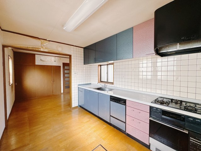 ■キッチン｜ワークトップの幅が広く、お子様といっしょにお料理をつくったり、ちょっとしたパーティーも楽しめます。フラットなのでお掃除がしやすいのもポイントです♪