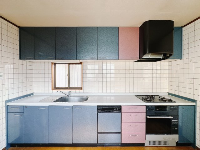 ■キッチン｜ワークトップ下には、圧力鍋やパスタ鍋などのかさばる調理器具もラクラク収納可能なスライド収納！ものが溢れがちなキッチン回りもスッキリきれいに管理ができます♪