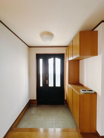 ■玄関｜毎日の「いってらっしゃい」や「お帰りなさい」を大切なご家族と過ごす玄関は〈使いやすさ〉を追求しております。玄関横の物入は急な来客時でもさっとお片付けできるスペースを確保しています。