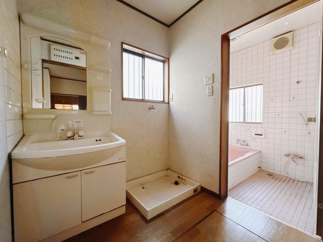 ■洗面室｜大きな鏡で朝の身支度もラクラク♪毎日の忙しい準備が楽しくなる洗面所です(^^♪