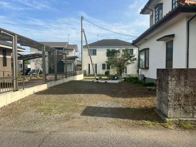 南側だけではなく建物東側にも駐車可能です。