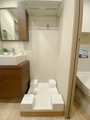 洗濯機置場周辺には洗剤等を置けるスペースがあり、毎日の洗濯作業も効率的に行える設計になっています。水回りの動線がスムーズで、家事の負担を軽減してくれる使い勝手の良い洗濯専用スペースです。