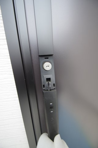 玄関扉はカードキー対応