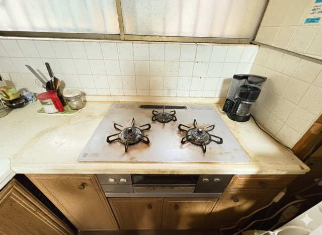 3口タイプのガスコンロを備えたキッチンで、同時調理がしやすく日々の家事効率を高めてくれます。作業スペースも確保されており、下ごしらえから盛り付けまでスムーズ。周辺に調理器具や家電を配置しやすい造り。