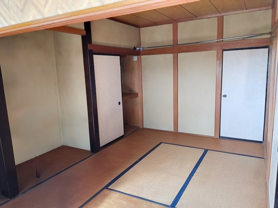 落ち着きのある和室空間です。畳の香りに包まれ、心安らぐひとときを過ごせます。　押入れ収納付きで、寝具や季節物もしっかり整理可能ですね。　床の間もあり、趣味の飾り棚や書斎コーナーとしても活用できます。
