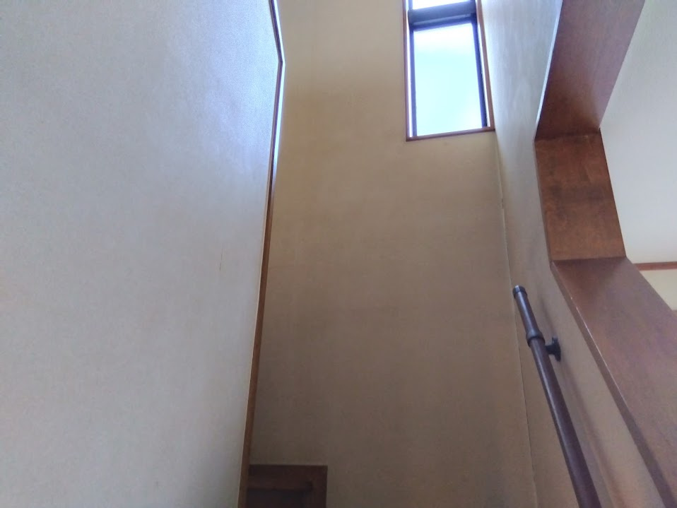 吹き抜けのある開放的な階段スペースです。　高窓からたっぷりと自然光が差し込み、日中は明るく心地よい空間です。