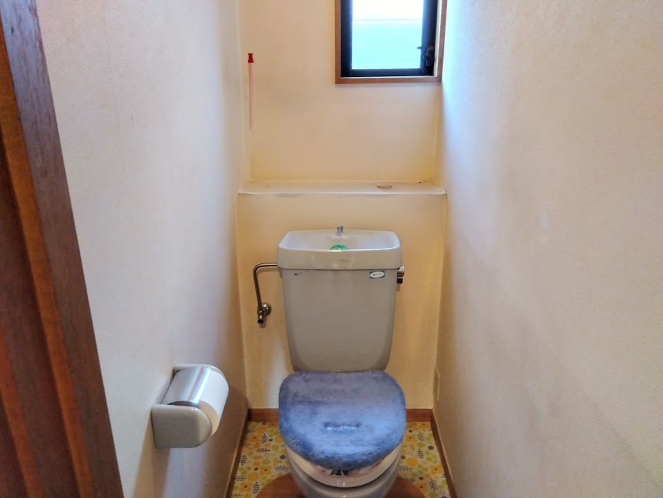 窓付きで明るく、換気もしやすいトイレスペースです。　自然光が入ることで、清潔感のある印象ですね。