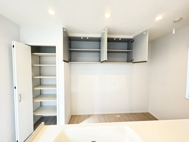 キッチン背面には便利なカップボード収納を完備。食器や調理家電、食品ストックなどをすっきり整理でき、キッチン周りを広く快適に使えます。収納力が高く、毎日の家事動線もスムーズです。