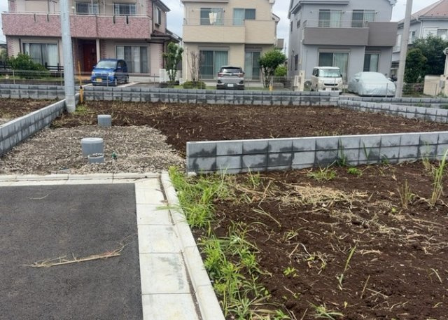 土地の形が極端に長細かったり、狭小地、あるいは道路との高低差がある傾斜地だった場合、後々売ろうとしても買い手がつかない場合もあります。後々、売却することになった時に価値の下がらない土地を選びましょう。