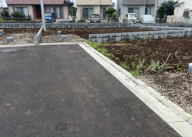 土地の面積＝住宅面積ではありません。建ぺい率の問題などで、土地のある場所によって住宅を建てられる面積は限られています。高さもしかり、「土地」という言葉の中には、建築条件も含まれると考えておきましょう。