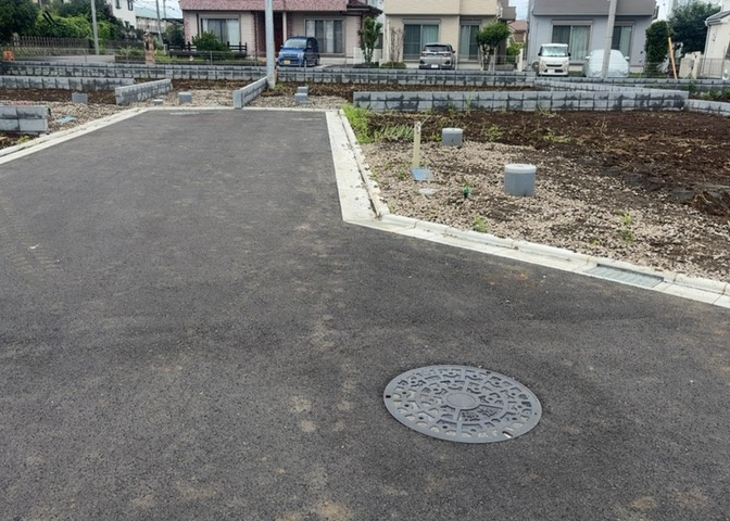 家を建てる場合、方位は要チェックです。現実的に日当たりのよい家ならばリビングは南側、建築基準法でも北側に当たる家への配慮は求められています。土地を見学に行く際は、方位磁針を持って行くようにしましょう。