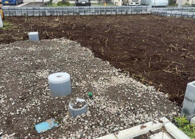 土地の前の道路に消火栓が設置されていることがあります。この場合、道路交通法第45条第1項により、駐車禁止の場所が指定されています。そのため、車庫などの駐車スペースをつくることができない場合があります。