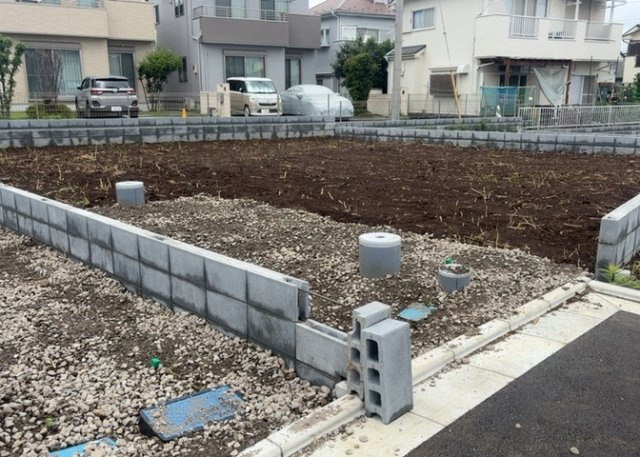 現地に行くなら、物件の周囲の地形がどうなっているかを見ることも大切です。周辺より低くなっている土地では、大雨などで水が集まりやすいため、地盤が弱くなっているということも考えられるため、注意が必要です。