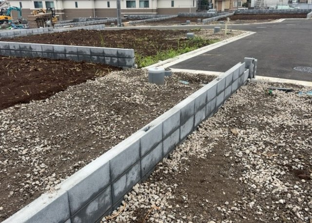 土地購入を検討されている場合、境界杭がない状態で購入してしまうと境界確定測量をする必要があり、費用がかかります。購入の前に、売主、隣土地所有者立ち合いのもと境界を確定し境界杭を設置するのがベストです。