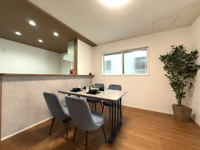 久喜市西（全28区画）24号棟　リビングに家具を配置しました。設計段階から通風採光を計算してありますので心地よい快適な環境を実現しています。
