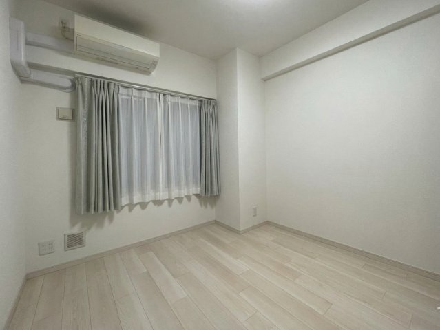 落ち着いた色合いのフローリングが印象的な洋室。寝室や子ども部屋、書斎など多用途に活用できる使い勝手の良い空間です。明るく心地よい居室となっています。ライフスタイルに合わせた自由な空間づくりが可能です。