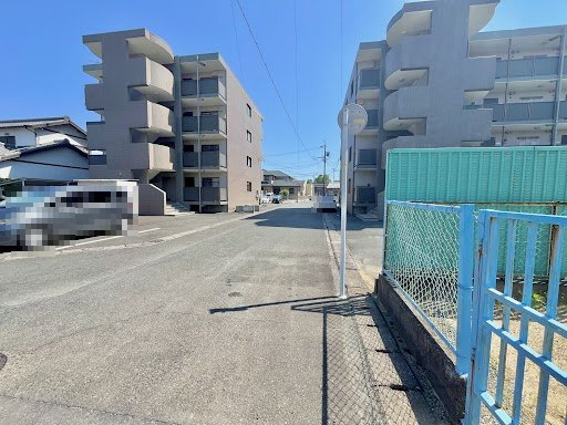 前面道路が広く、車の出入りもスムーズに行えます。