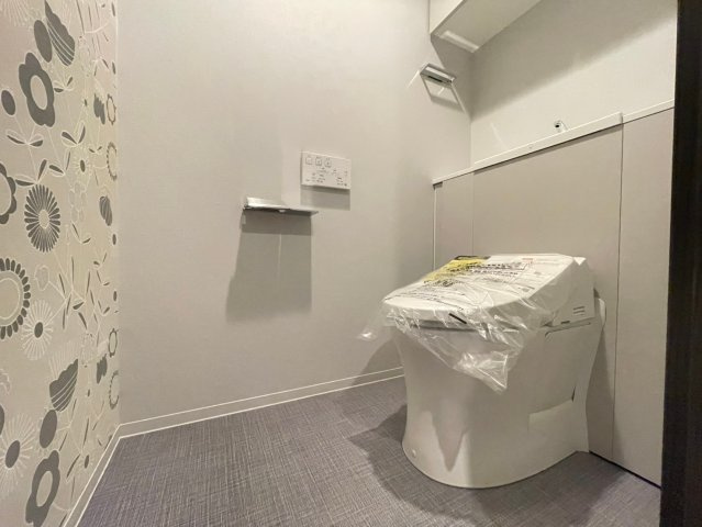 【トイレ】スタイリッシュなタンクレストイレです。日々のお手入れも楽々！清潔を保てます◎