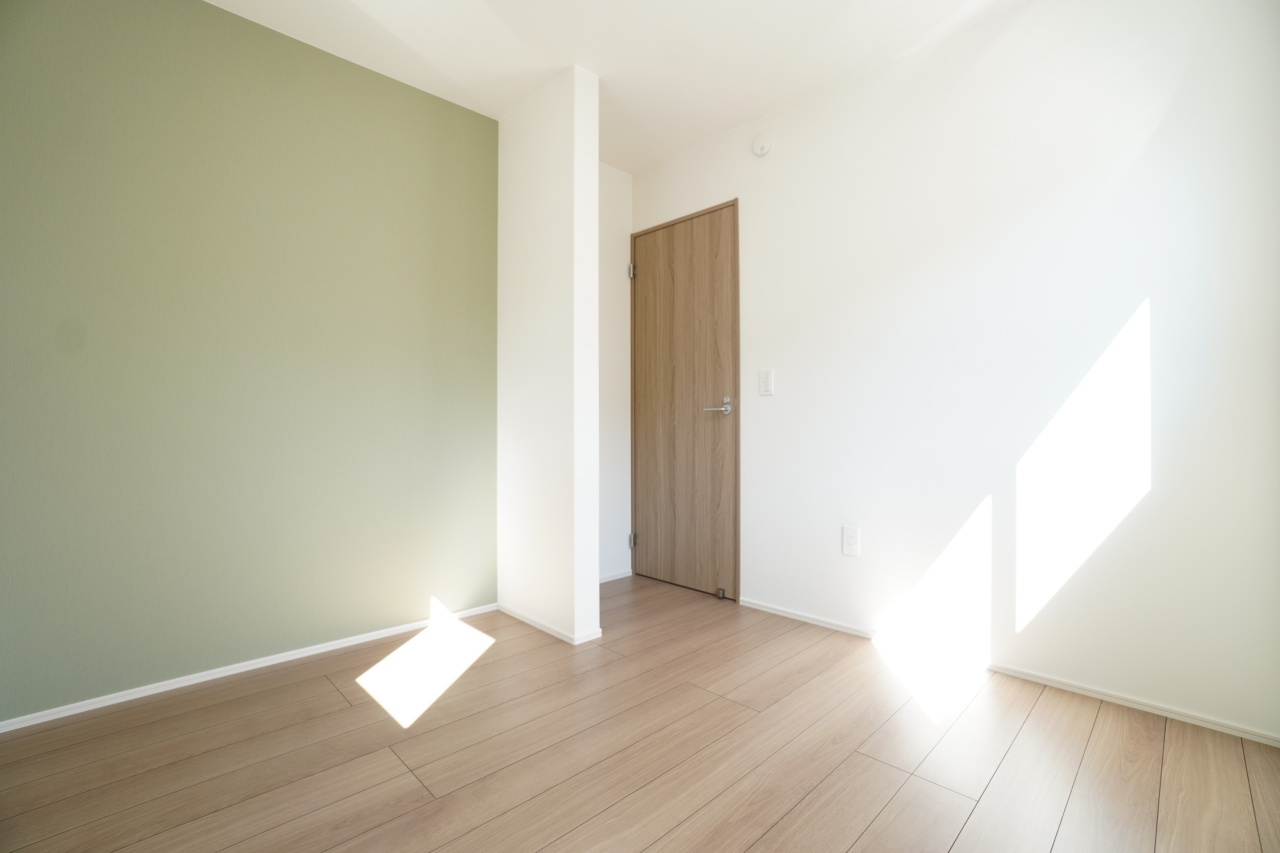 2階4.5帖洋室。アクセントクロスの色や柄でお部屋の雰囲気を変えています。※類似物件の参考画像です。
