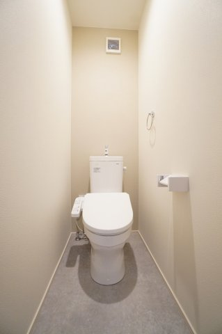 2階にもトイレ設置！朝の争奪戦も回避できます♪※類似物件の参考画像です。