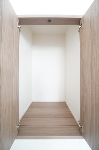 2階9帖洋室収納。目線の高さにあるのも探しやすくて便利です。※類似物件の参考画像です。