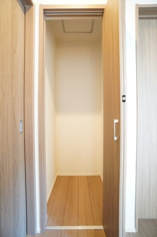 2階廊下収納があることで1階まで取りに行く必要がなくなります。※類似物件の参考画像です。