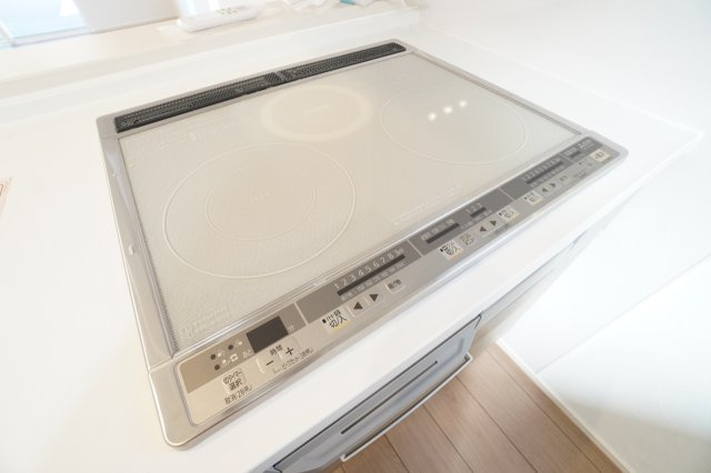 お掃除が楽なIHコンロです。火を使わないためお子さんがいる家庭でも安心です。※類似物件の参考画像です