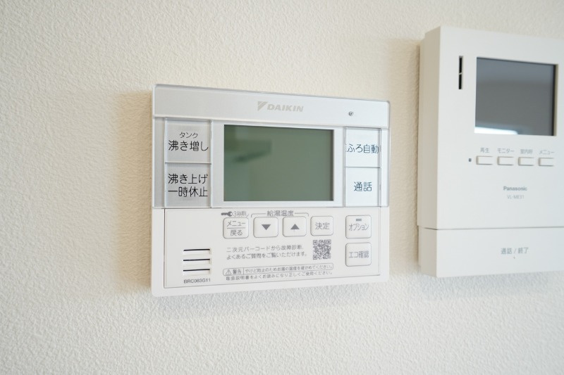 給湯器の操作パネルです。ボタン一つであたたかいお風呂に入れます。※類似物件の参考画像です。