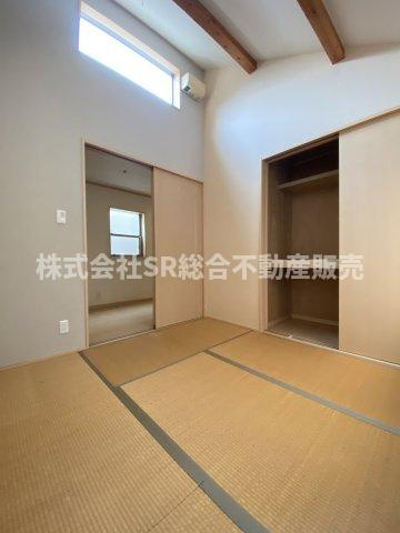 寝る時は布団派の方にはピッタリのお部屋です！梁が剥き出しでオシャレです。