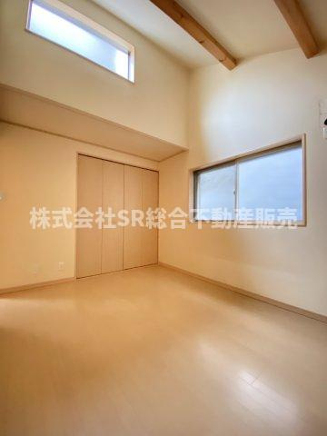 天井が高く、2面採光の明るいお部屋です！子供部屋にいかがでしょうか。