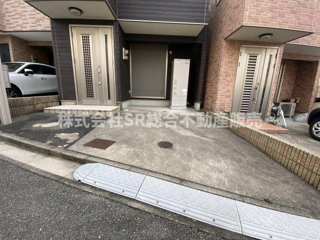 お車をお持ちの方には嬉しい駐車場は車高関係なく駐車でき、自転車・バイクも置けます！