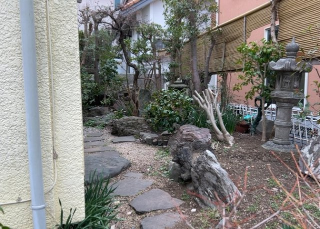 土地の形が極端に長細かったり、狭小地、あるいは道路との高低差がある傾斜地だった場合、後々売ろうとしても買い手がつかない場合もあります。後々、売却することになった時に価値の下がらない土地を選びましょう。