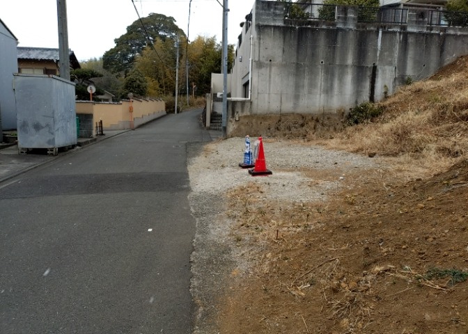 土地の形が極端に長細かったり、狭小地、あるいは道路との高低差がある傾斜地だった場合、後々売ろうとしても買い手がつかない場合もあります。後々、売却することになった時に価値の下がらない土地を選びましょう。