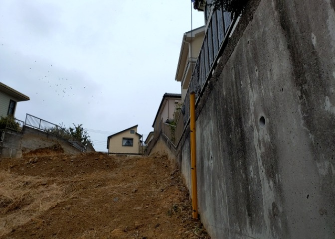 土地の面積＝住宅面積ではありません。建ぺい率の問題などで、土地のある場所によって住宅を建てられる面積は限られています。高さもしかり、「土地」という言葉の中には、建築条件も含まれると考えておきましょう。