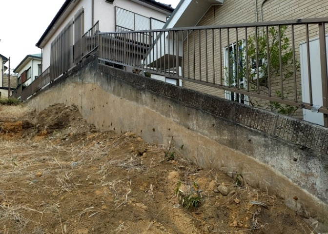 土地の前の道路に消火栓が設置されていることがあります。この場合、道路交通法第45条第1項により、駐車禁止の場所が指定されています。そのため、車庫などの駐車スペースをつくることができない場合があります。