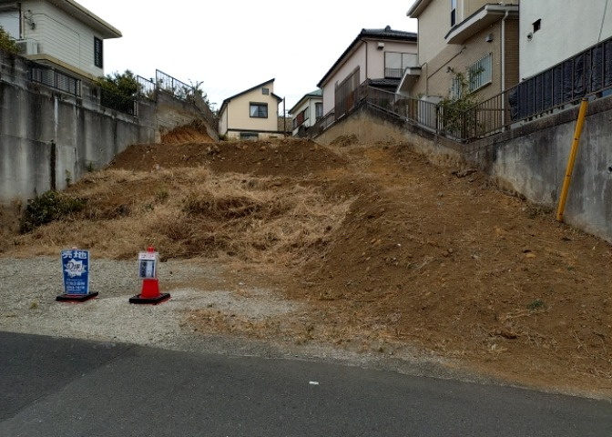 現地に行くなら、物件の周囲の地形がどうなっているかを見ることも大切です。周辺より低くなっている土地では、大雨などで水が集まりやすいため、地盤が弱くなっているということも考えられるため、注意が必要です。