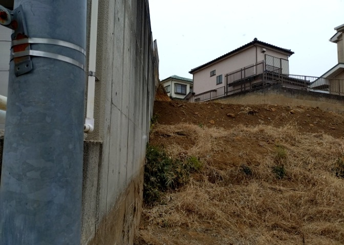 土地購入を検討されている場合、境界杭がない状態で購入してしまうと境界確定測量をする必要があり、費用がかかります。購入の前に、売主、隣土地所有者立ち合いのもと境界を確定し境界杭を設置するのがベストです。