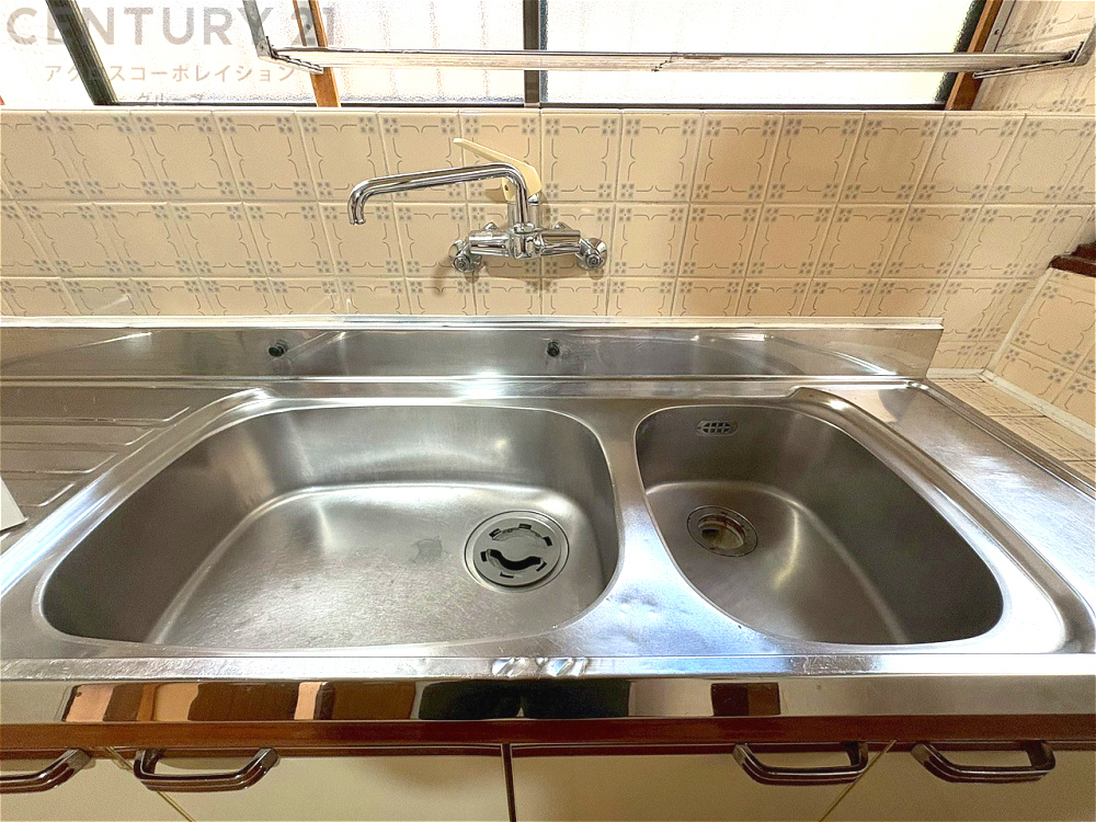 大きなシンクでお鍋などの大きな調理器具を洗う際にも便利です。　
