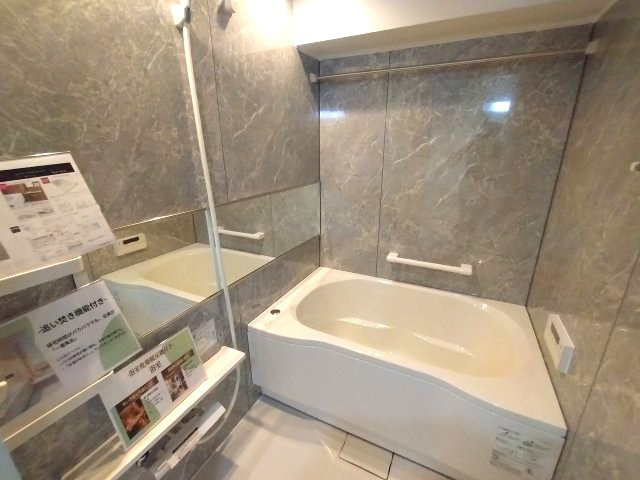 清潔感のあるホテルのような浴室では足を伸ばしてリラックスできるゆったりとした浴槽を設置！