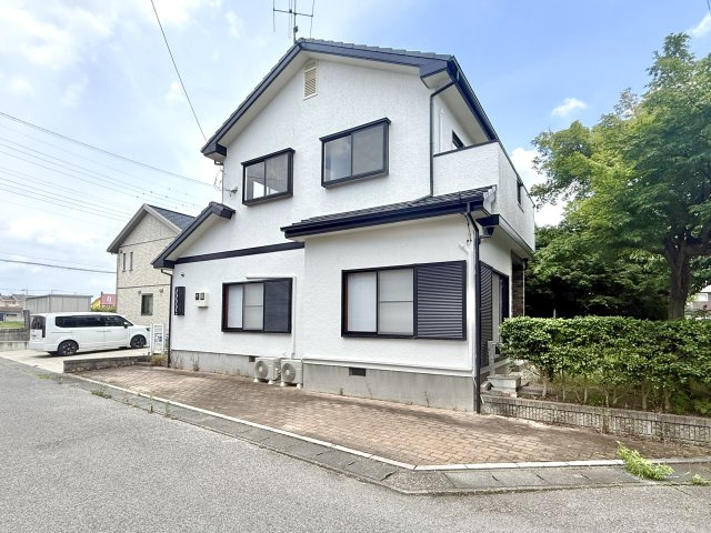 ■外観｜住宅街の中でも圧迫感が少なく、のびのびとした暮らしが叶う立地となっています。