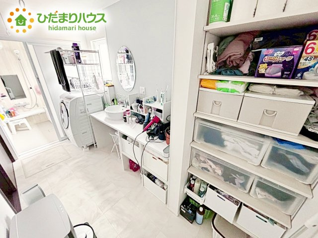 ゆとりの洗面スペースで朝の身支度も快適スムーズに。髪のセットやお化粧もストレスなくこなせ、朝から気分良く通勤通学に向かえそうですね！