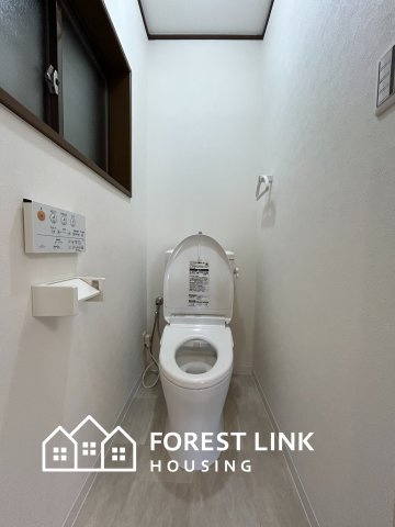 2Fのトイレです。窓付きで換気が出来、空気の入れ替えが出来ます。
