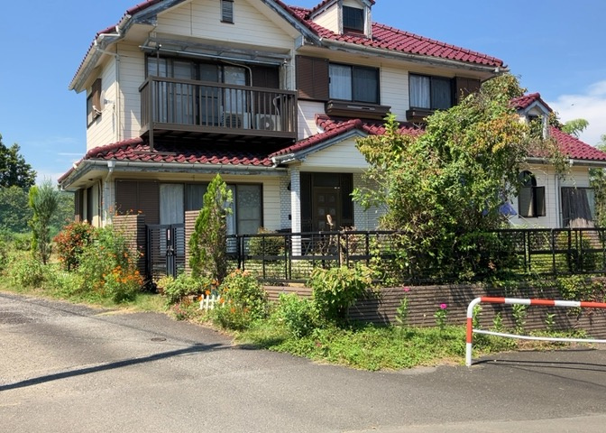 玄関は家の顔でもあり、家族以外の目にも止まる場所です。玄関は外との間を仕切る扉、靴などをしまっておく収納スペース、靴脱ぎのたたきスペース、来客とのやり取りをするドアホンなど複数のアイテムからなります。