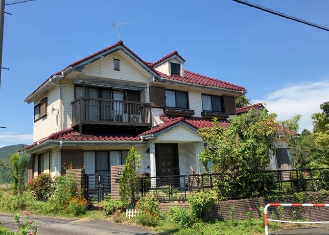 バルコニーは、室外の専用スペースのうち、「屋根がなく開放された空間」であるものを指します。ベランダより広いタイプのものが多く、日当たりもよいため家庭菜園などを楽しみたい人にとって適した環境となります。