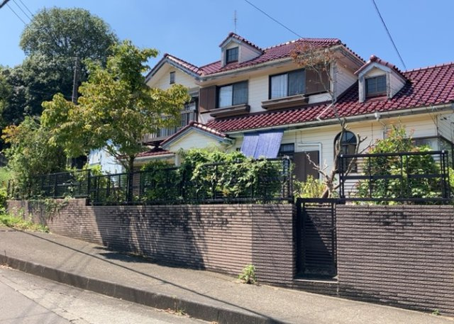 建物の基礎工事の方法は、主流となっているベタ基礎（防湿基礎）と布基礎の2種類に分類され、床下の通気性や耐久性などに違いがあります。建物の基礎部分の構造や付帯設備など詳細については現地でご確認ください。