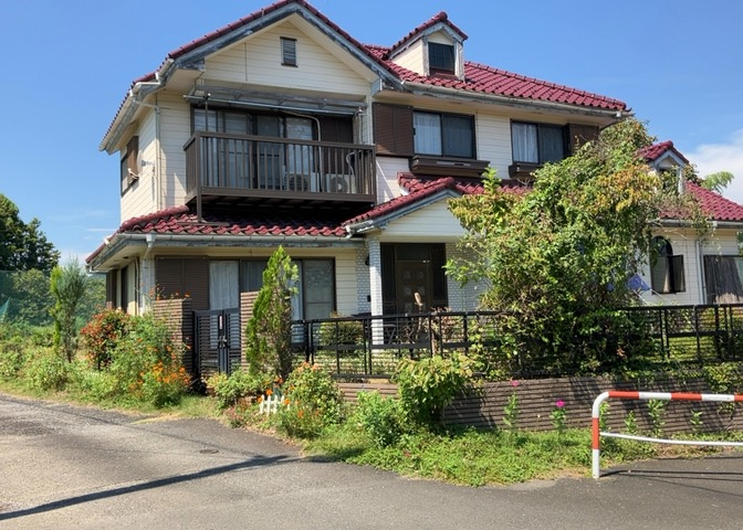 玄関ポーチにおいて最も重視すべきと言っても良いのが広さです。適切な広さの玄関ポーチでないと外見的なバランスは崩れてしまいますし、何より使いにくくなってしまいますので、現地で実際に下見をしてみましょう！