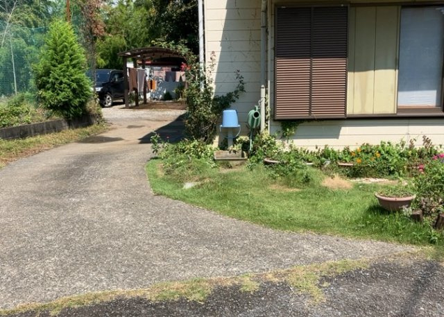 敷地内に散水栓や立水栓があると便利です。水道水を直接利用できるため、水を運ぶ手間を省くことが出来ます。大量の水を必要とする洗車作業や清掃などに役立ちます。その他設備とあわせて、現地でご確認ください。